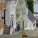 Moderne Bergenshus Med Privat Hage Og Parkering