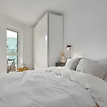 Stylish 2-Br Retreat In Heart Of Vibrant Bergen