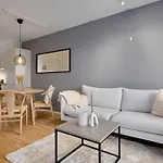 Stylish 2-Br Retreat In Heart Of Vibrant Bergen