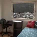 Room Close To City Center - Modern Apartment