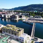 Sentrums-Naer Leilighet Med Sjoutsikt