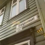 Dinbnb Homes I Cozy Cellar Apartment In Historical Cobblestone Street\