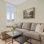 Contemporary City-Apartement With Views Of The Dock!