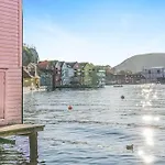 Seaside Apt. Catch Crabs From Your Bedroom Window!