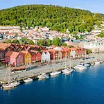 King Bed - Renovated 2024 - 2Br Behind Bryggen