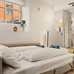 New! Modern And Comfy City Apt!