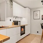 New! Modern And Comfy City Apt!