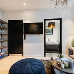Modern 2Nd-Floor Luxury Apartement