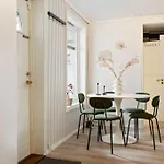 Central Apartment With Balcony, Self-Check In & Private Entrance