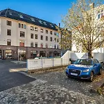 Central Apartment With Balcony, Self-Check In & Private Entrance