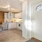 Central Apartment With Balcony, Self-Check In & Private Entrance