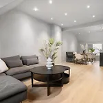 Homerentals L 120Sqm Mid-Central - King Beds - 500Mbps Wi-Fi