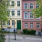 Spacious 3-Bedroom Apartment For 8 By Bryggen