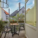 Spacious 3-Bedroom Apartment For 8 By Bryggen