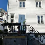 Entire Renovated Apartment From 1780 With Kitchen, Bath, Bedroom, And Living Room In Skuteviken