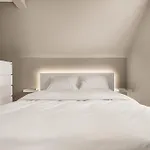 Top-Floor Apart W/ Private Patio And Work Space