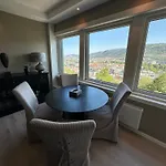 Leilighet Med Nydelig Utsikt Over Bergen