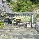 Sentrumsnaer Enebolig Med Stor Hage, 100 M Fra Badestrand