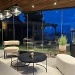 Sjoutsikt, Jacuzzi Og Solfylt