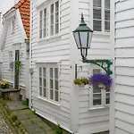 Charming Skuteviken Apartment