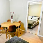 Sentral Leilighet Med Parkering Og Peis