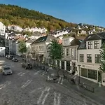 Top Floor In The Middle Of Town - Great Beds