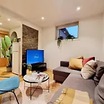 City Center Retreat With King Bed
