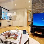 City Center Retreat With King Bed