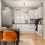 500M To Bryggen - 5M To Bus I 2 Floors & Bathrooms
