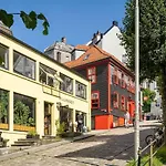 Dinbnb Apartments L 50 Meters To Bryggen L New 2023 L Sunny Backyard