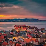 Dinbnb Apartments L 50 Meters To Bryggen L New 2023 L Sunny Backyard