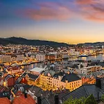 Dinbnb Home - History Meets Modern I 3-Story Bergen House