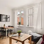 Dinbnb Homes I Idyllically Located 4-Bedroom Home