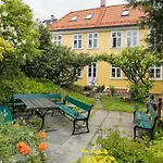 Dinbnb Homes I Idyllically Located 4-Bedroom Home