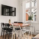 Dinbnb Homes I Idyllically Located 4-Bedroom Home