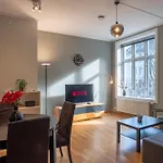 Roomsly Apartments - Prime Location And Modern Comfort