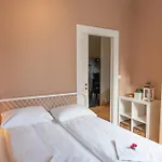 Roomsly Apartments - Prime Location And Modern Comfort