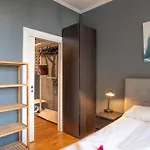 Roomsly Apartments - Prime Location And Modern Comfort
