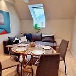 Top Floor In The Middle Of Town - Great Beds