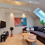 Top Floor In The Middle Of Town - Great Beds