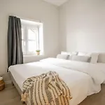 Beautiful Harbour Apartment With French Balcony