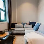 Beautiful Harbour Apartment With French Balcony