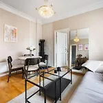 Bright City Apartment - Perfect Central Stay