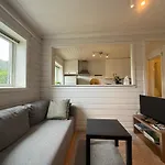 Cosy Apartment With Free Parking