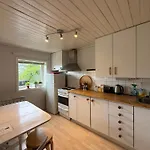 Cosy Apartment With Free Parking