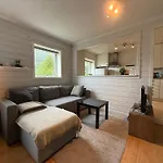 Cosy Apartment With Free Parking