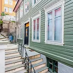 Lo Apartments