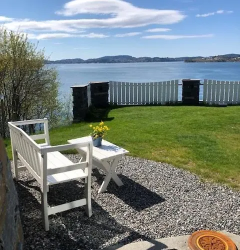 Koselig Nyoppusset 3 Roms Leilighet Med Egen Parkeringsplass I Rolige Omgivelse Naer Sjoen, 2 Mil Nord For Bergen Sentrum.