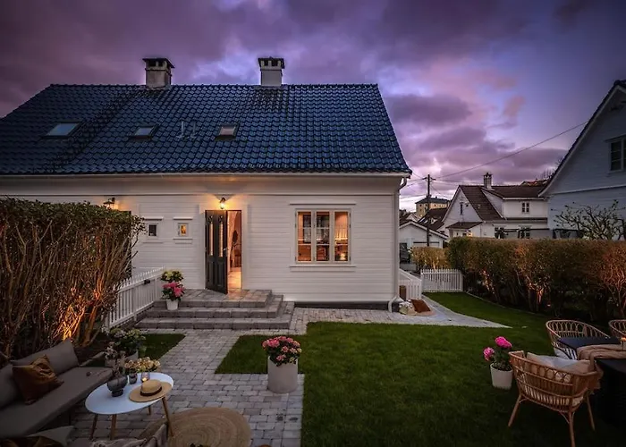 Moderne Bergenshus Med Privat Hage Og Parkering
