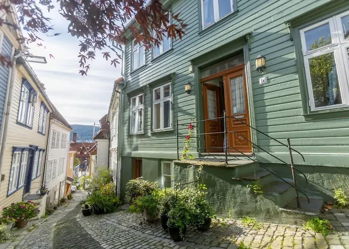 Dinbnb Homes I Cozy Cellar Apartment In Historical Cobblestone Street\